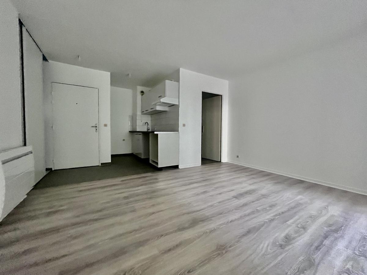 Paris XIIIème Beau Studio refait à neuf avec balcon