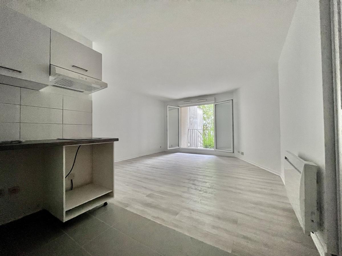 Paris XIIIème Beau Studio refait à neuf avec balcon