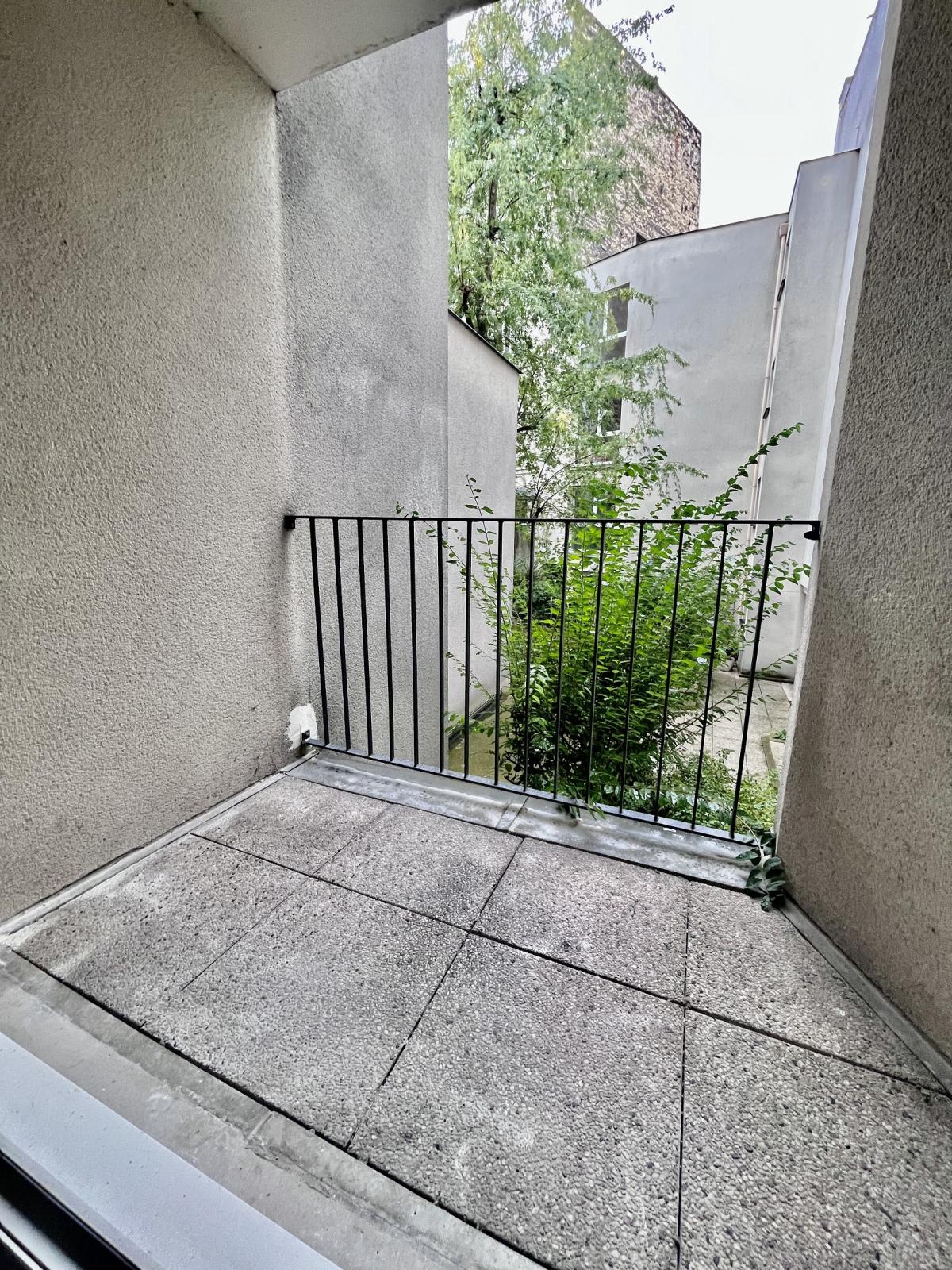 Paris XIIIème Beau Studio refait à neuf avec balcon