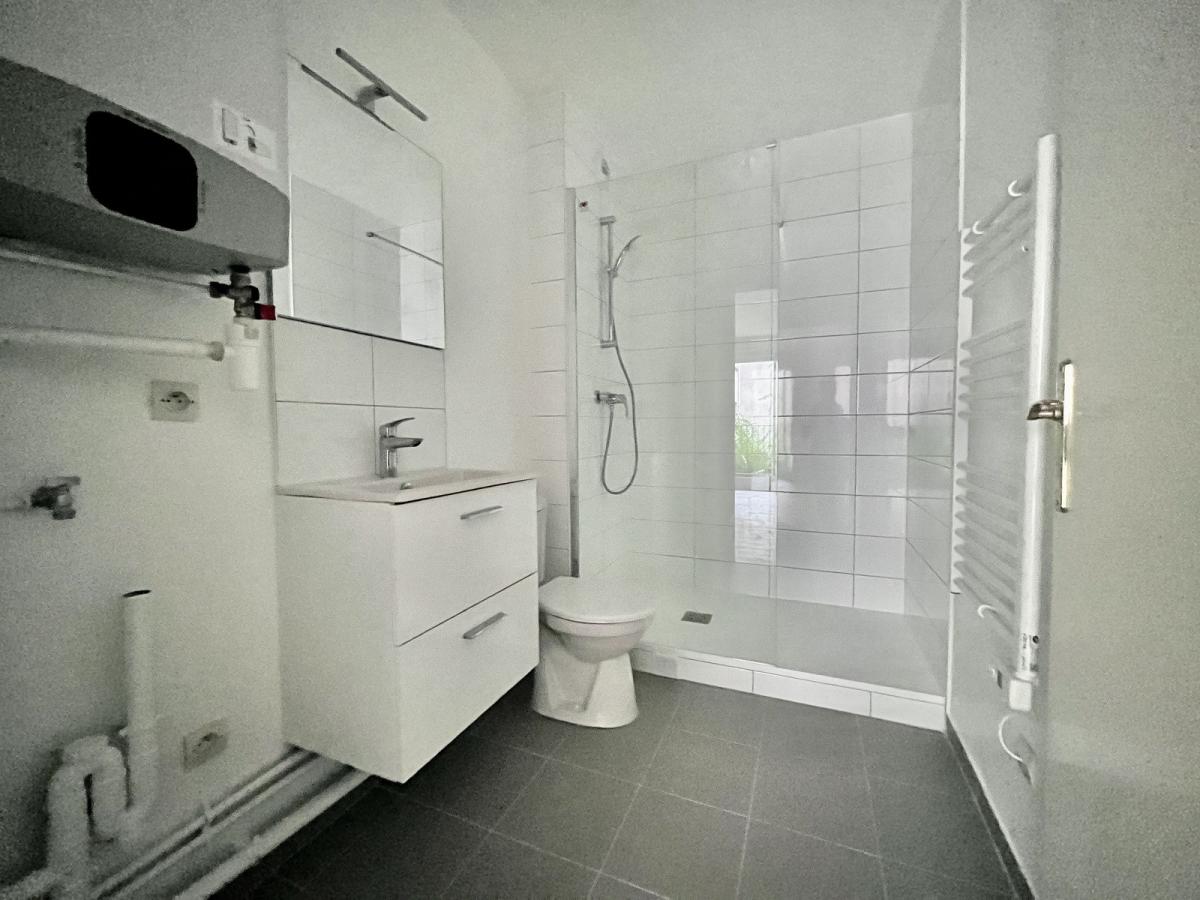 Paris XIIIème Beau Studio refait à neuf avec balcon