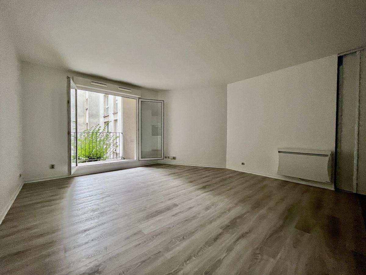 Paris XIIIème Beau Studio refait à neuf avec balcon