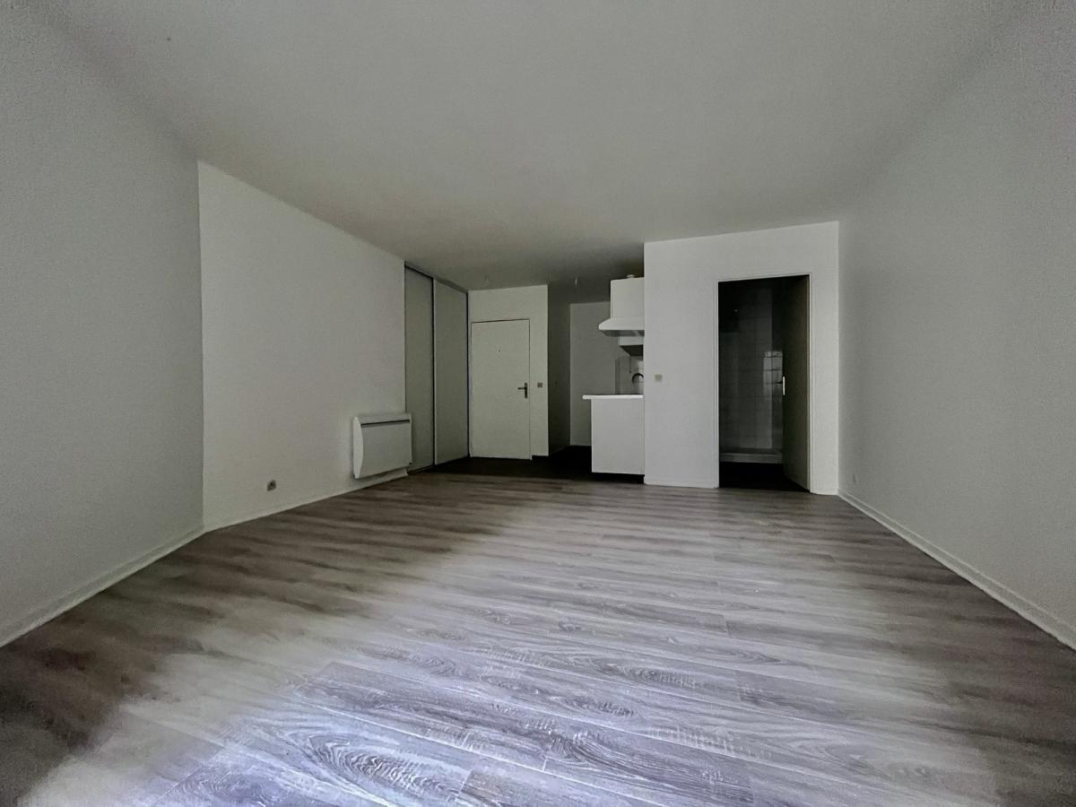 Paris XIIIème Beau Studio refait à neuf avec balcon