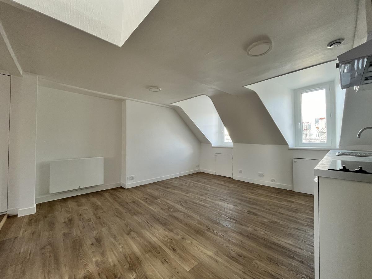 Paris 75002 Strasbourg St Denis, 2 pièces en dernier étage