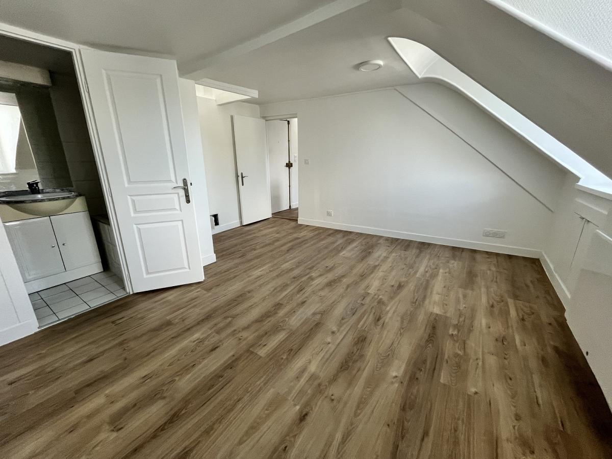Paris 75002 Strasbourg St Denis, 2 pièces en dernier étage