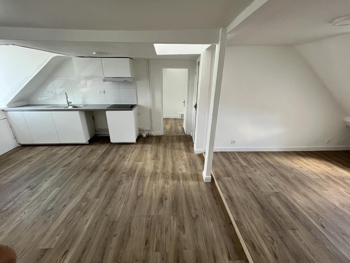 Paris 75002 Strasbourg St Denis, 2 pièces en dernier étage