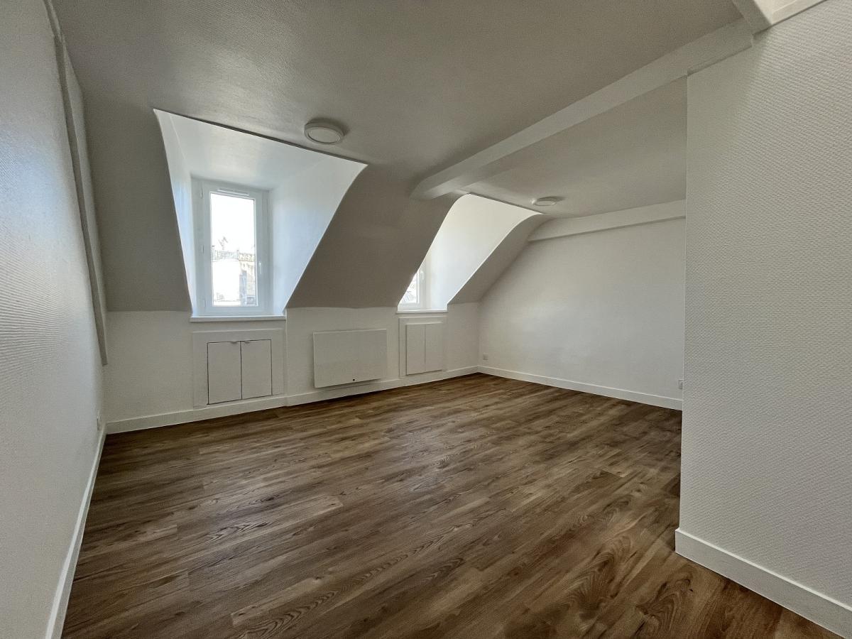 Paris 75002 Strasbourg St Denis, 2 pièces en dernier étage