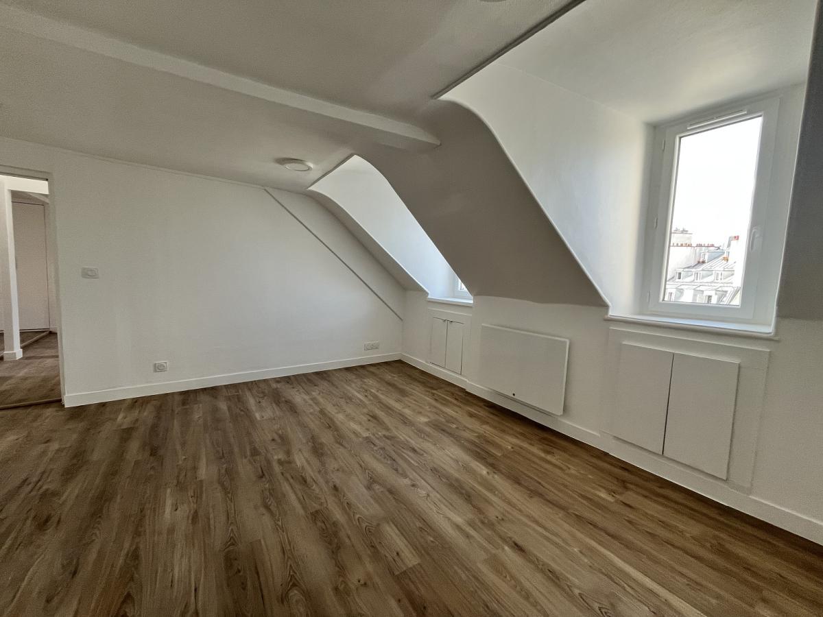 Paris 75002 Strasbourg St Denis, 2 pièces en dernier étage