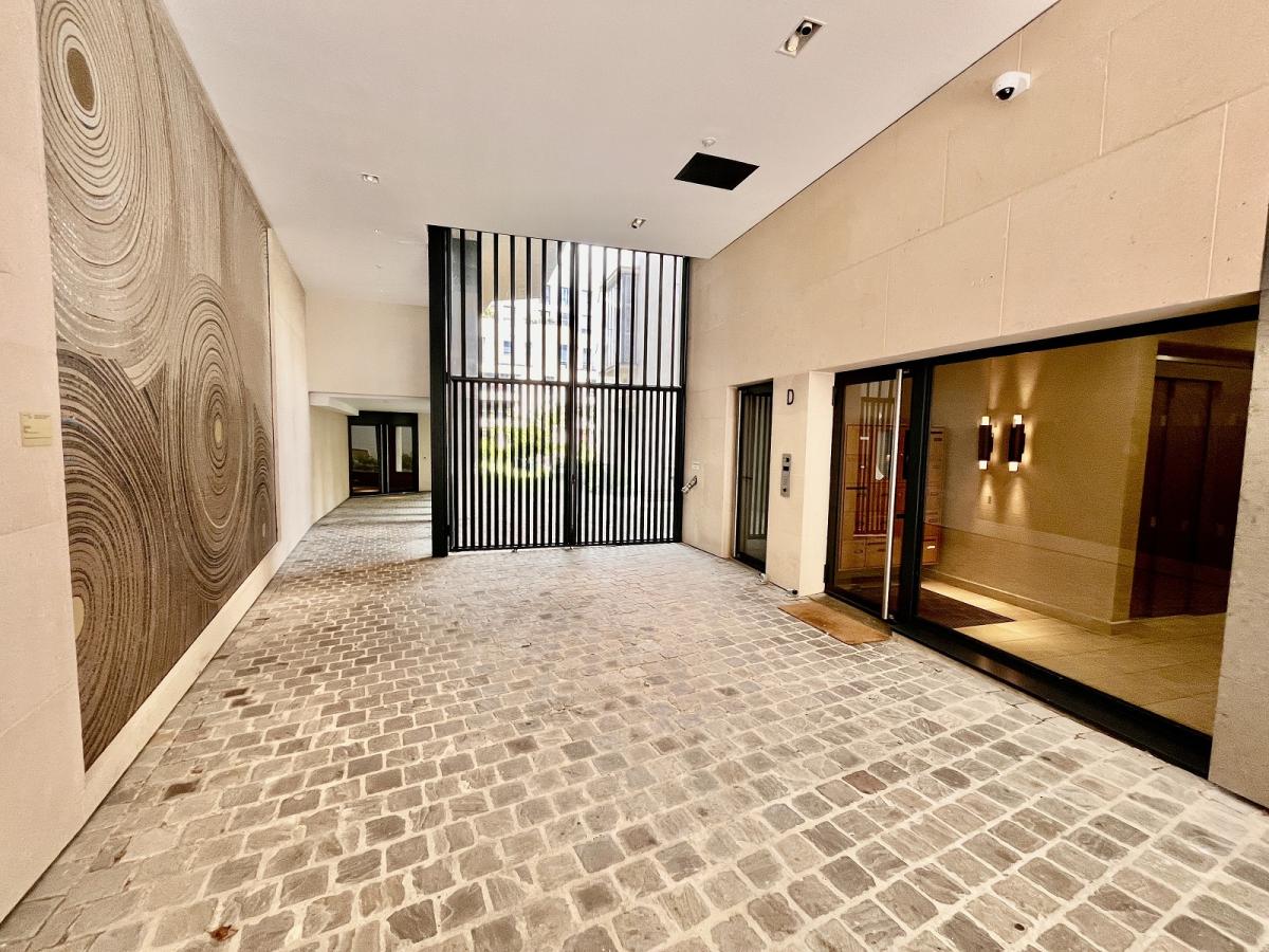 A LOUER 3 PIECES 74.39m² avec BALCON. Paris XVème