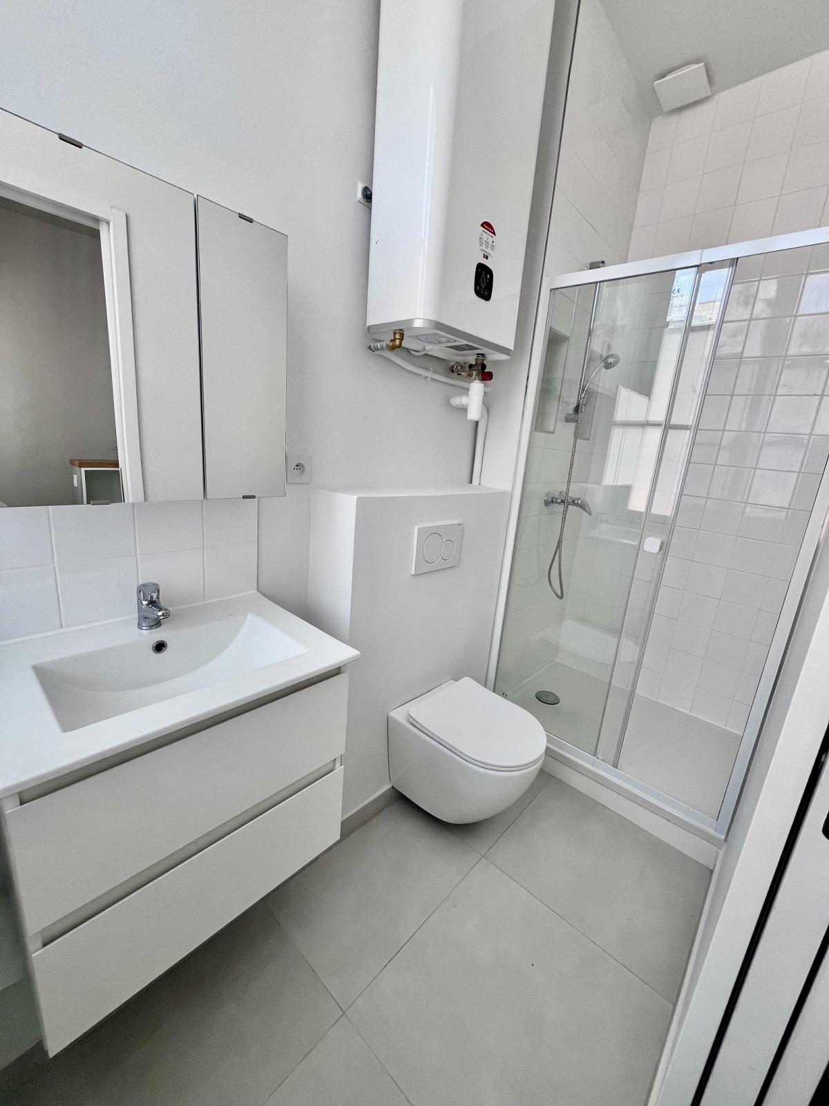 A LOUER STUDIO 34.18m² PARIS VIIIème GEORGES V . REFAIT NEUF 