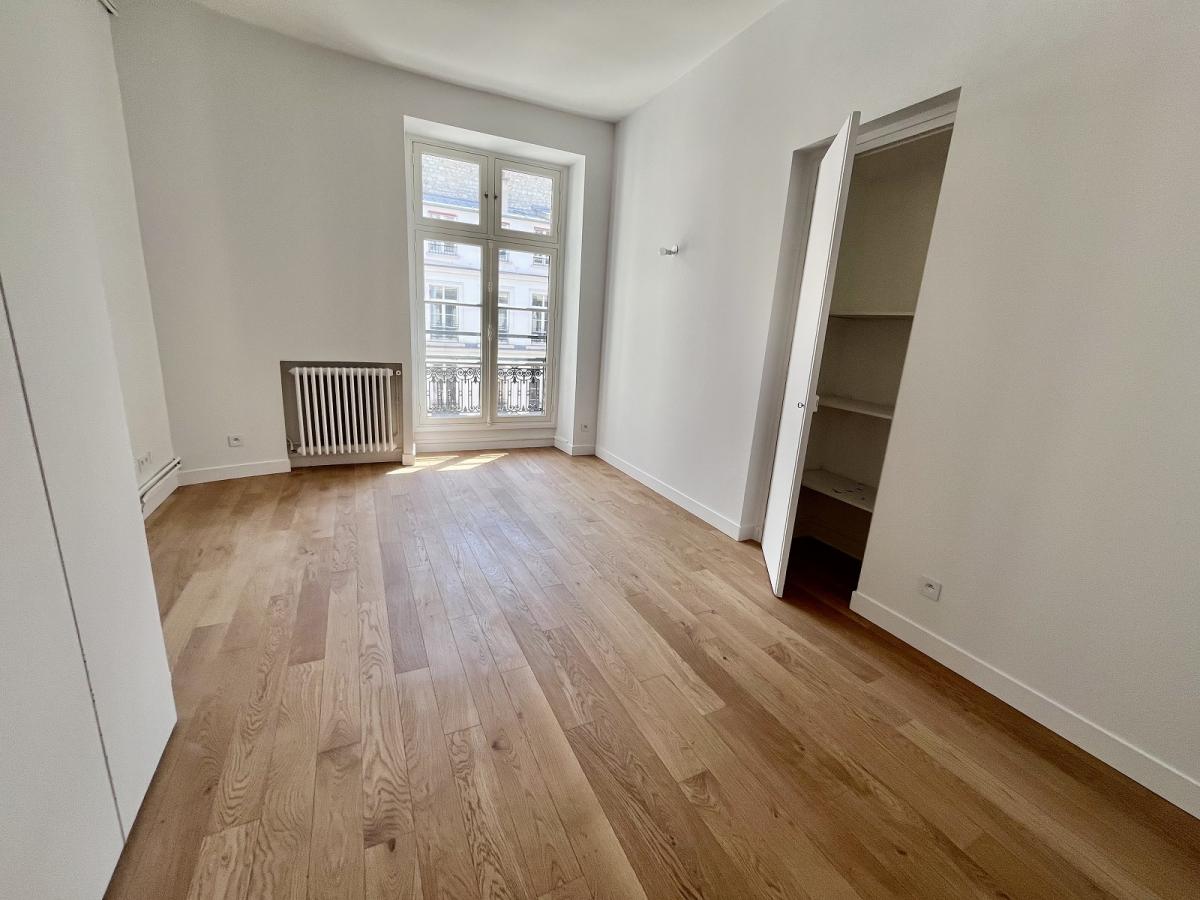 A LOUER STUDIO 34.18m² PARIS VIIIème GEORGES V . REFAIT NEUF 