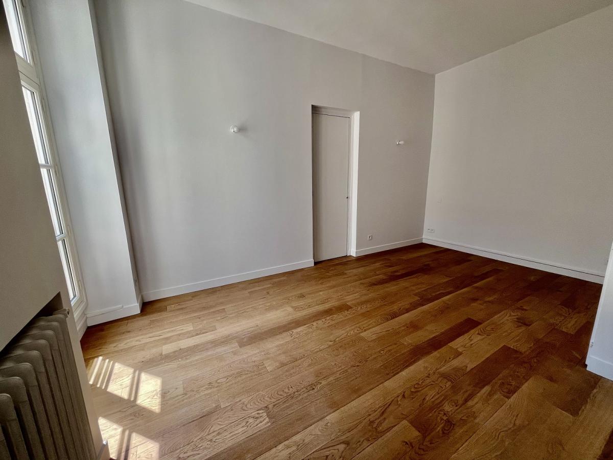 A LOUER STUDIO 34.18m² PARIS VIIIème GEORGES V . REFAIT NEUF 