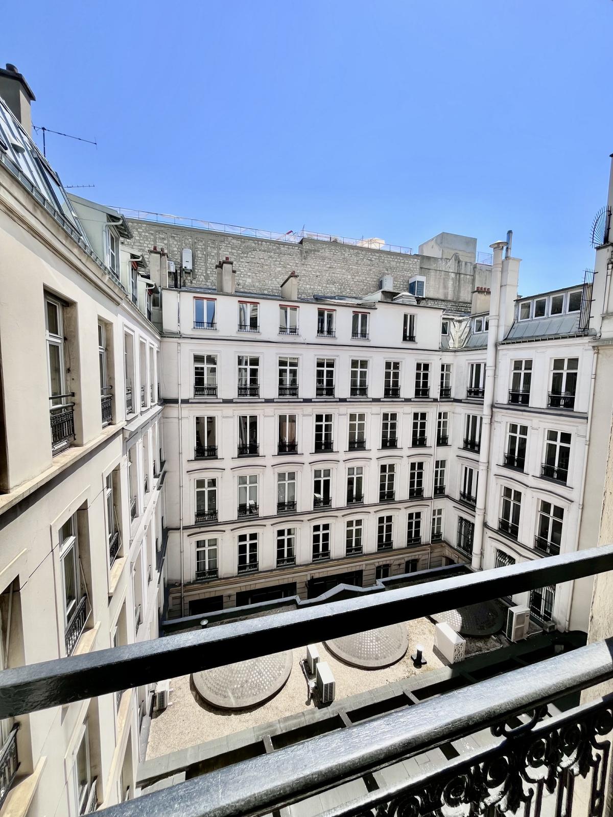 A LOUER STUDIO 34.18m² PARIS VIIIème GEORGES V . REFAIT NEUF 