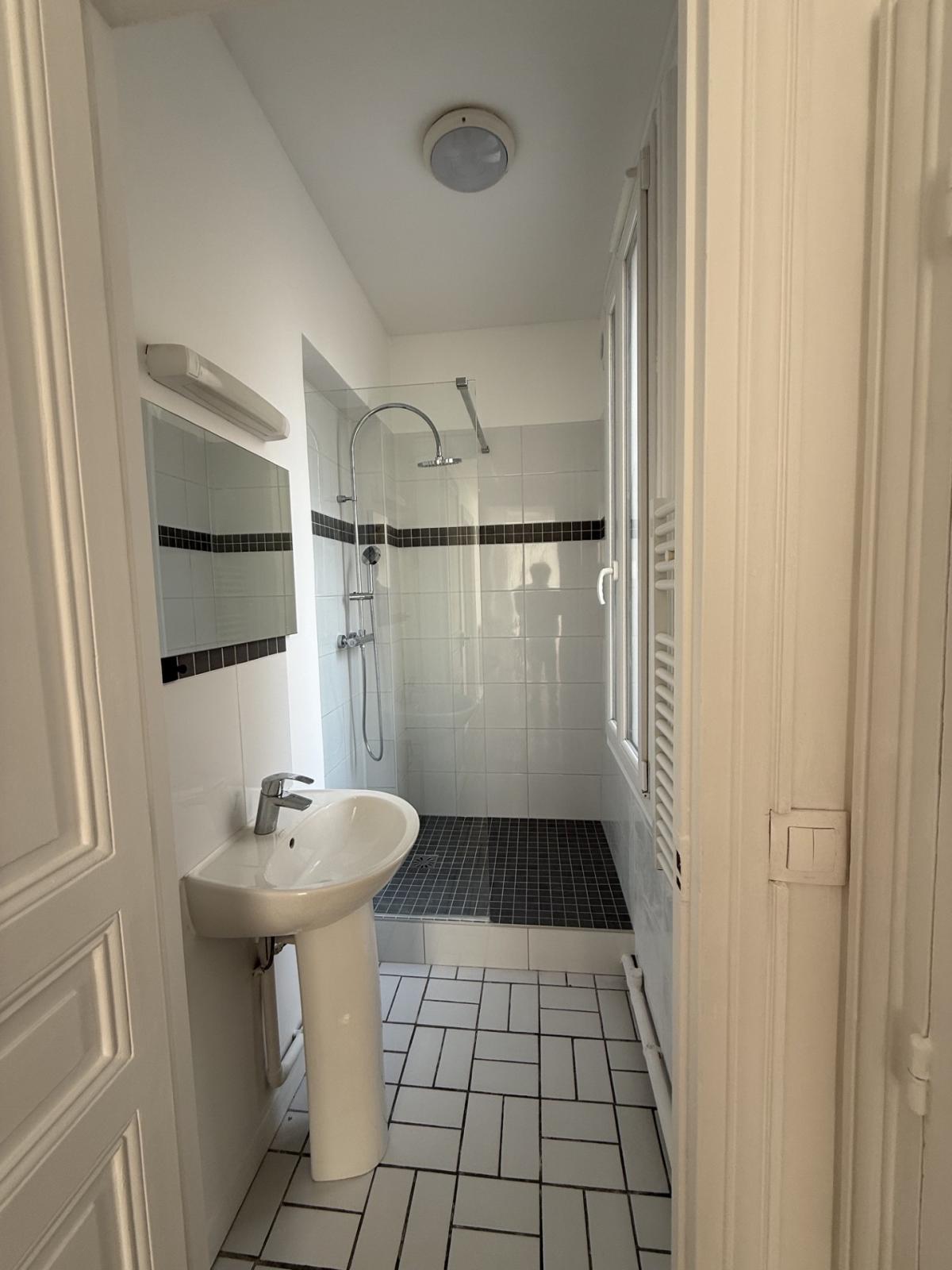 A LOUER 2 PIECES 45.6m²  PARIS XVème REFAIT NEUF