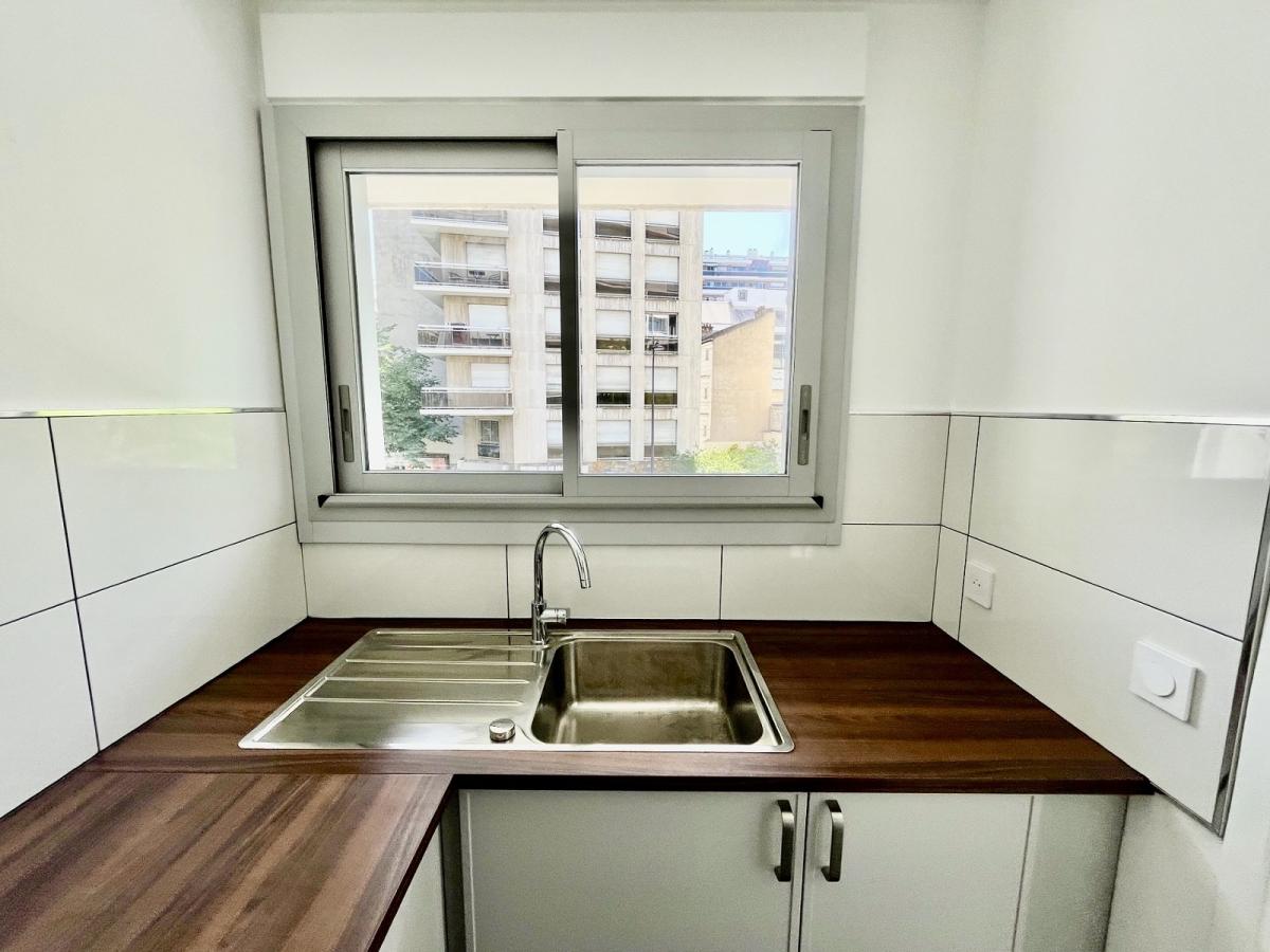 Paris XVème, rue de Vouillé, Studio entièrement refait à neuf    avec Balcon et parking