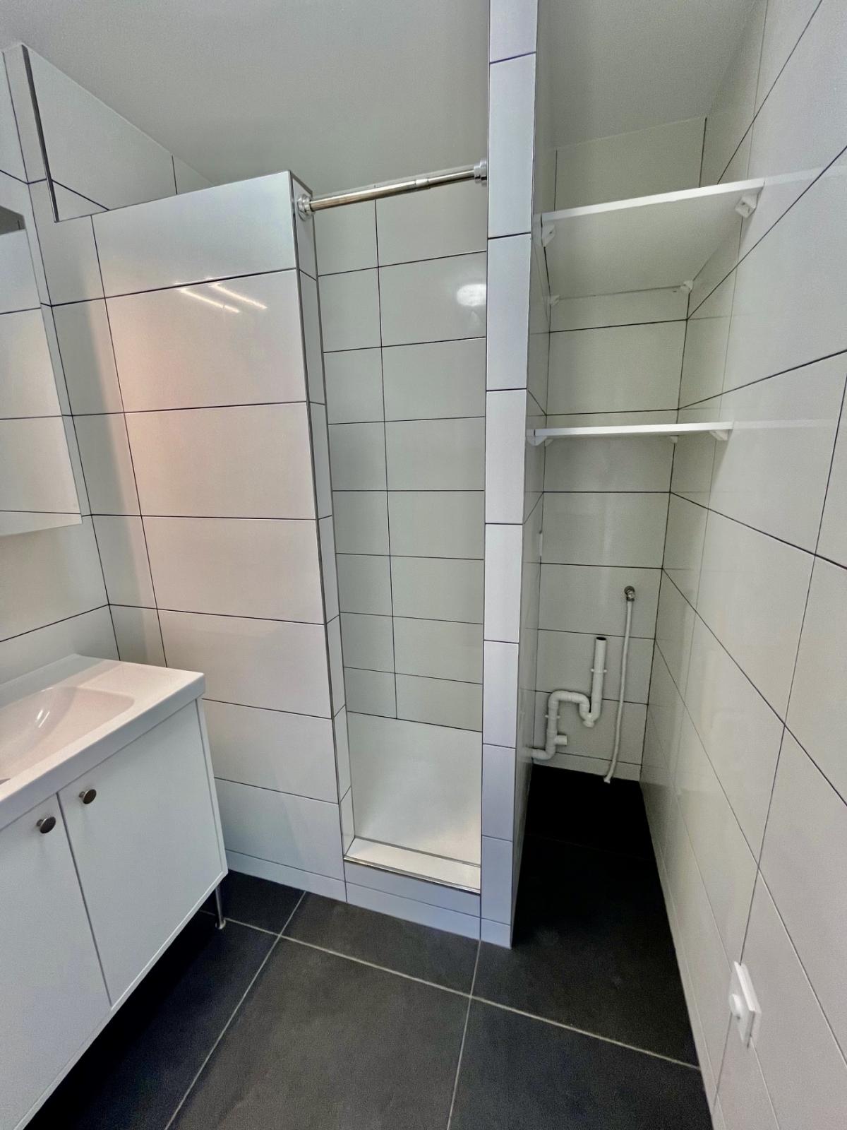 Paris XVème, rue de Vouillé, Studio entièrement refait à neuf    avec Balcon et parking