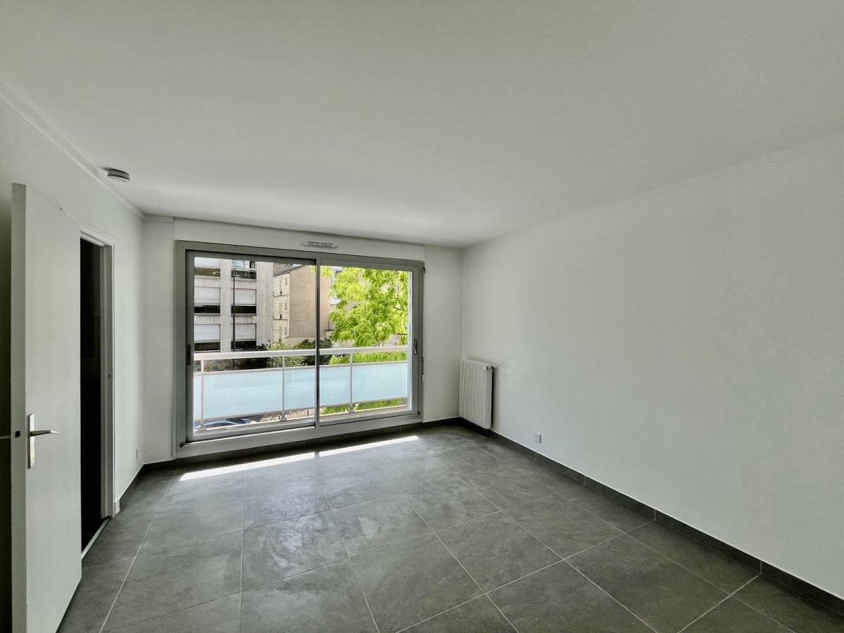 Paris XVème, rue de Vouillé, Studio entièrement refait à neuf    avec Balcon et parking
