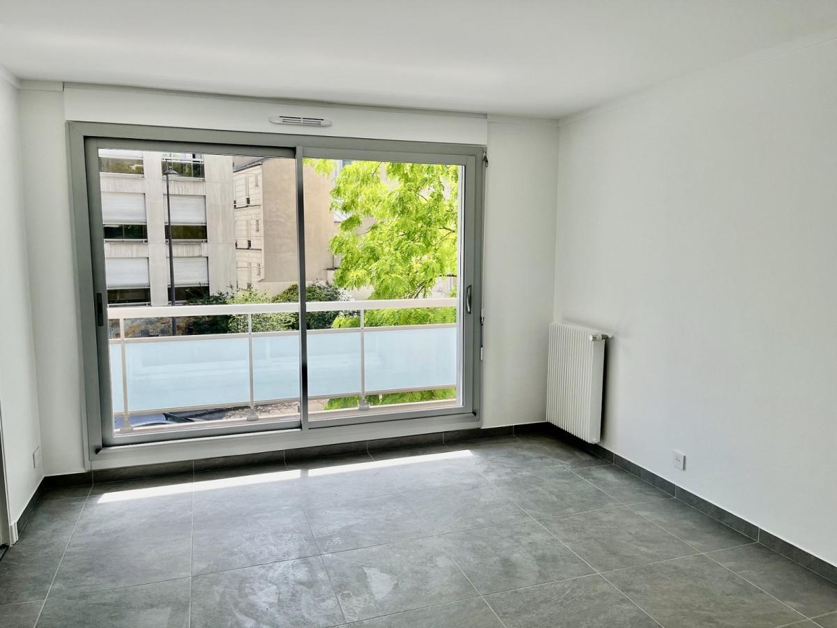 Paris XVème, rue de Vouillé, Studio entièrement refait à neuf    avec Balcon et parking