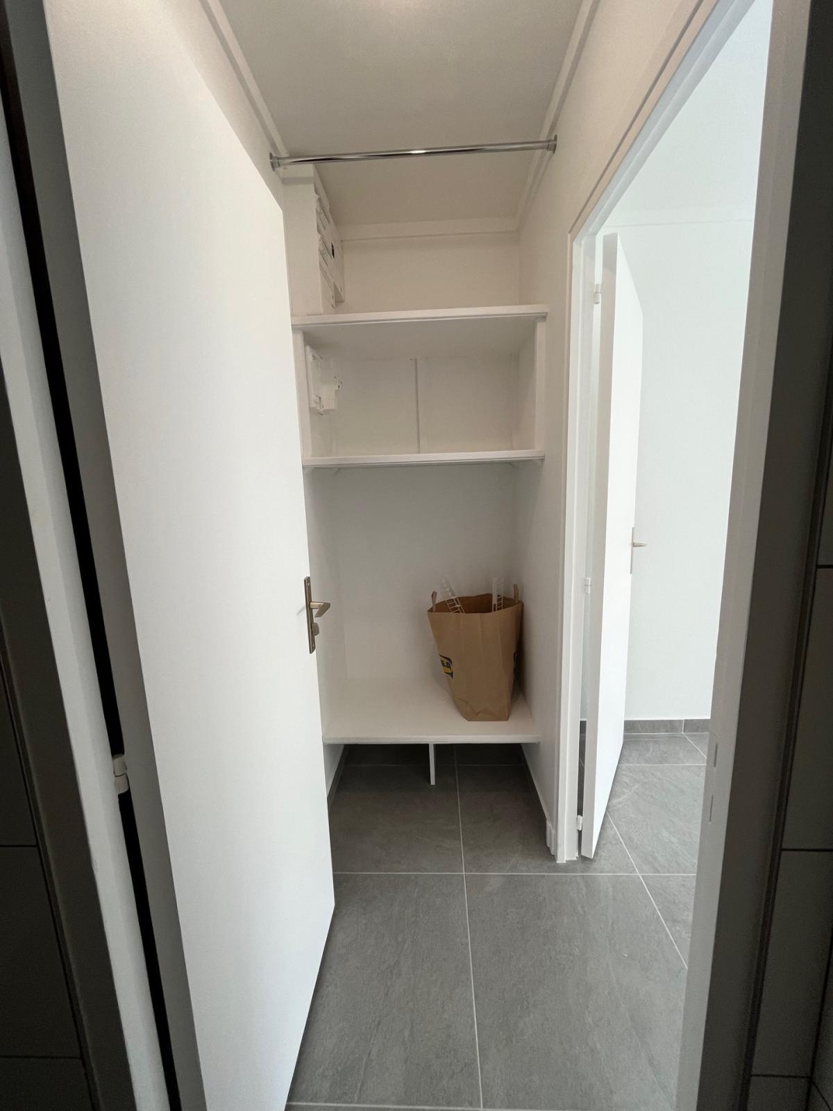 Paris XVème, rue de Vouillé, Studio entièrement refait à neuf    avec Balcon et parking