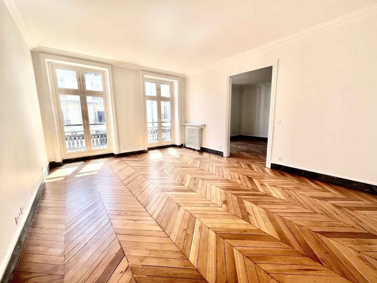 A LOUER 4 Pièces 120.6m² PARIS VIIIème. CHAMPS ELYSEES. REFAIT NEUF
