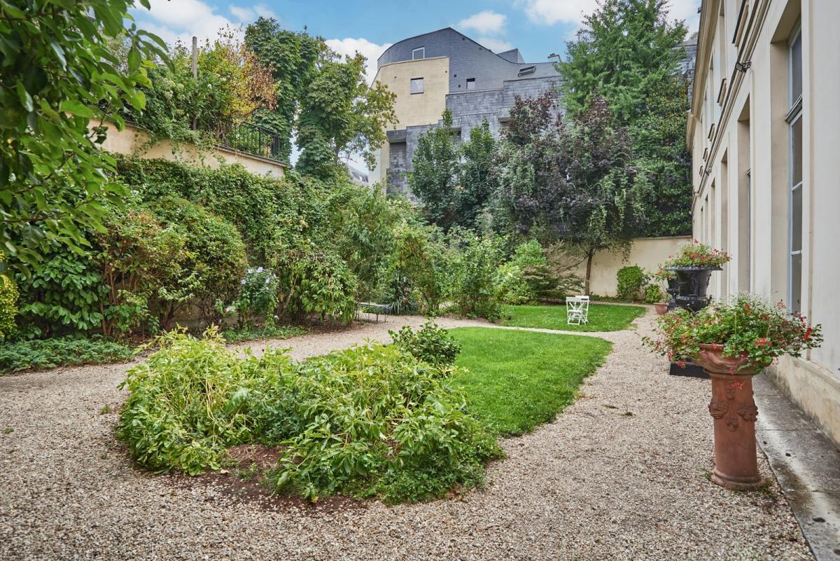 A LOUER PARS VIIe APPARTEMENT DANS HOTEL PARTICULIER AVEC  JARDIN PRIVATIF