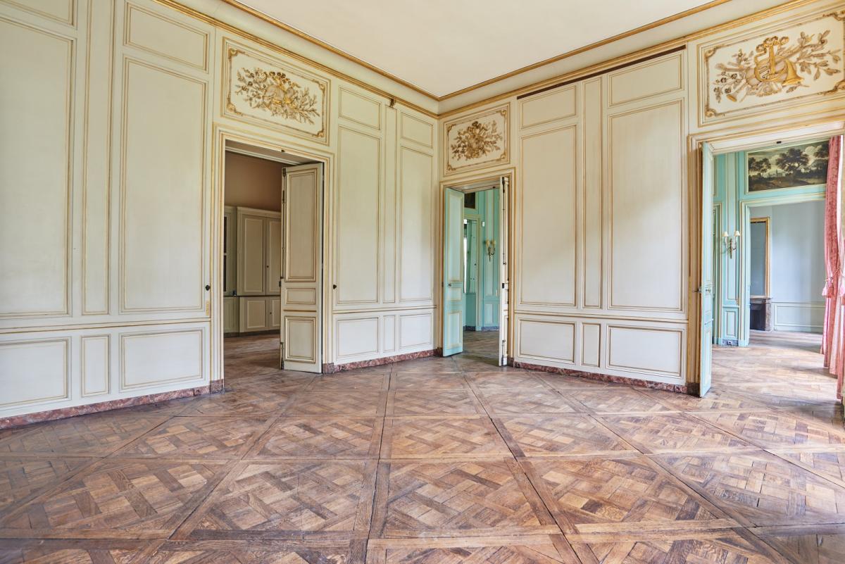 A LOUER PARS VIIe APPARTEMENT DANS HOTEL PARTICULIER AVEC  JARDIN PRIVATIF
