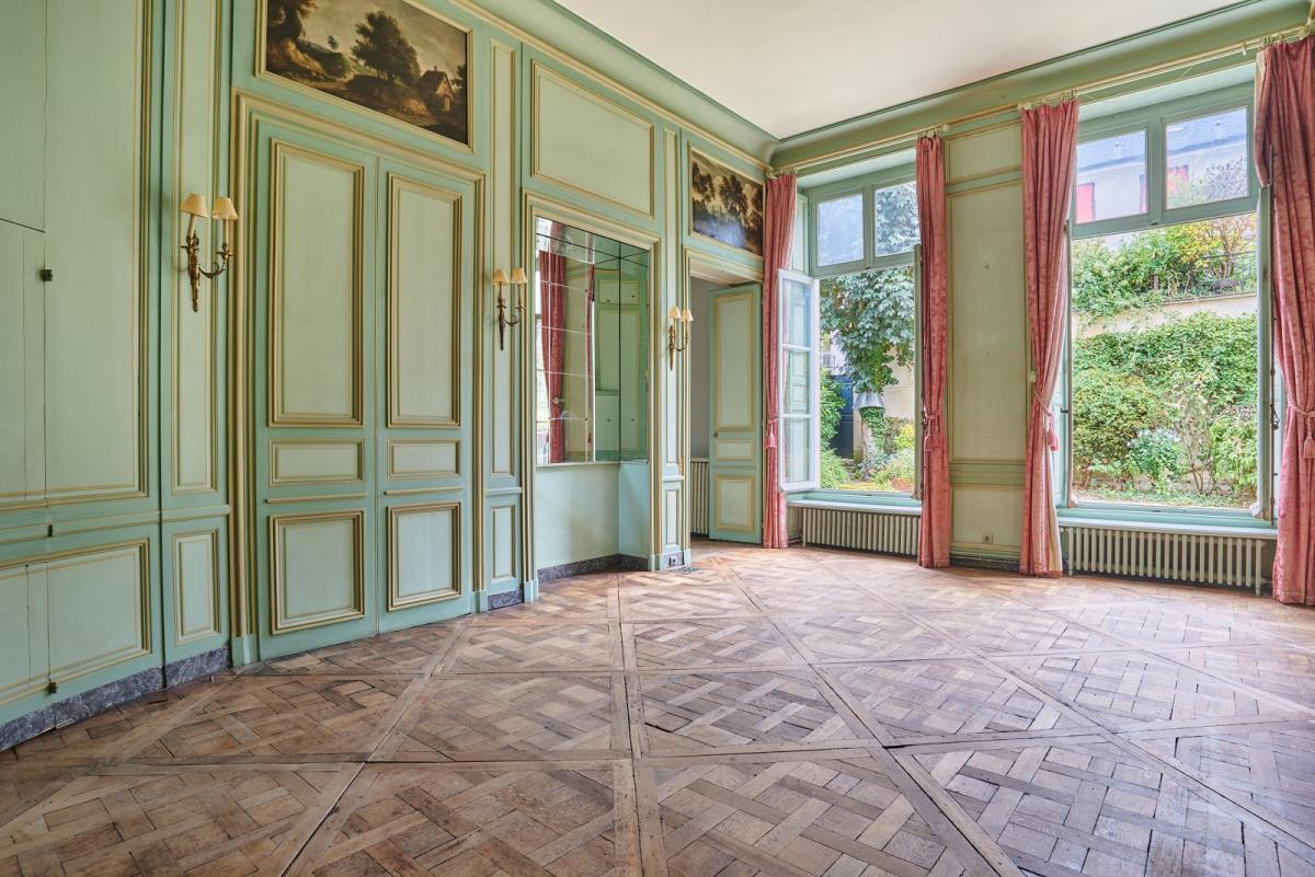 A LOUER PARS VIIe APPARTEMENT DANS HOTEL PARTICULIER AVEC  JARDIN PRIVATIF