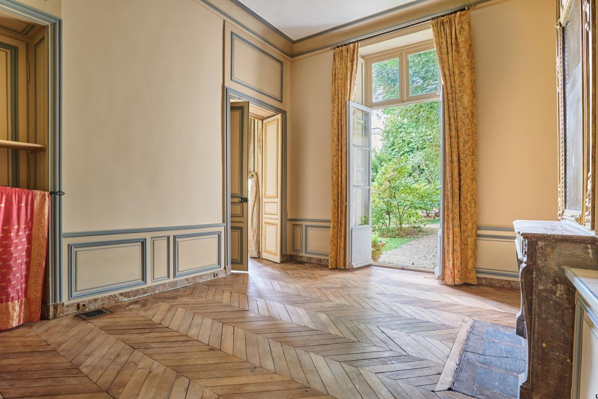 A LOUER PARS VIIe APPARTEMENT DANS HOTEL PARTICULIER AVEC  JARDIN PRIVATIF