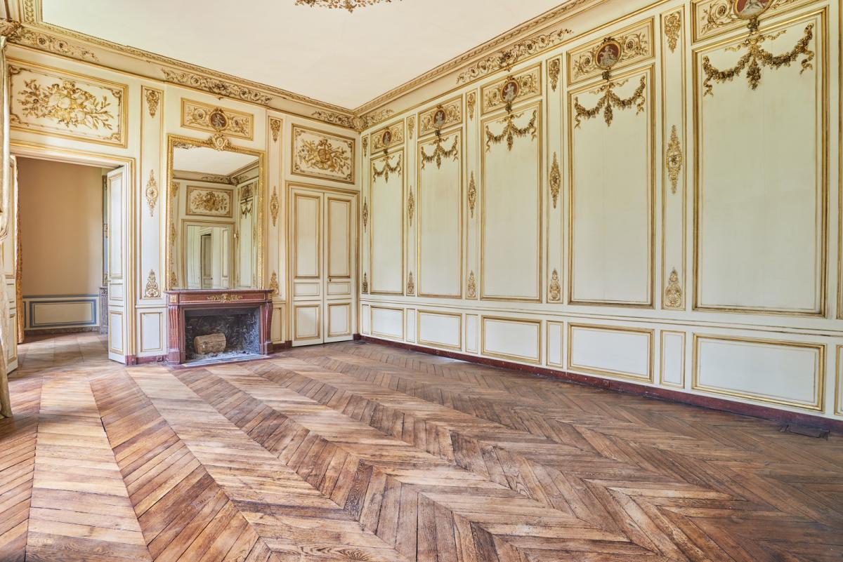 A LOUER PARS VIIe APPARTEMENT DANS HOTEL PARTICULIER AVEC  JARDIN PRIVATIF