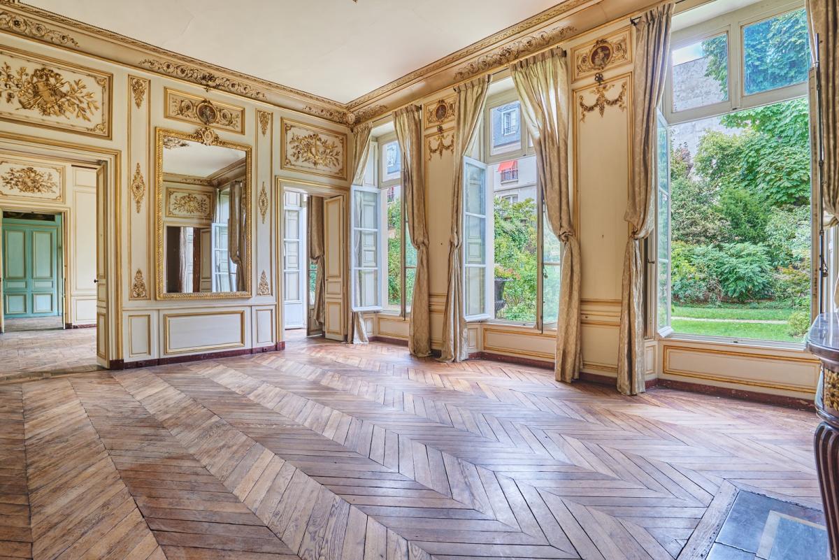 A LOUER PARS VIIe APPARTEMENT DANS HOTEL PARTICULIER AVEC  JARDIN PRIVATIF