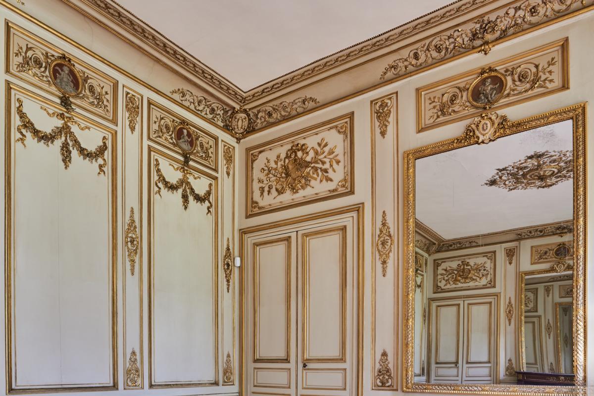 A LOUER PARS VIIe APPARTEMENT DANS HOTEL PARTICULIER AVEC  JARDIN PRIVATIF