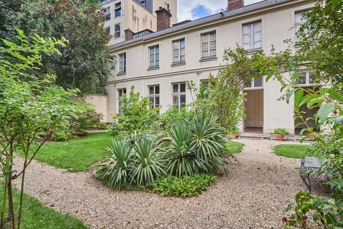 A LOUER PARS VIIe APPARTEMENT DANS HOTEL PARTICULIER AVEC  JARDIN PRIVATIF