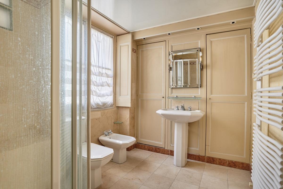 A LOUER PARS VIIe APPARTEMENT DANS HOTEL PARTICULIER AVEC  JARDIN PRIVATIF