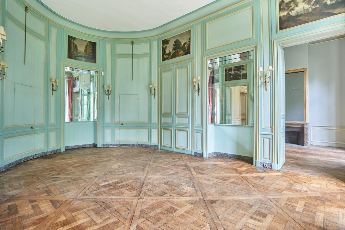 A LOUER PARS VIIe APPARTEMENT DANS HOTEL PARTICULIER AVEC  JARDIN PRIVATIF