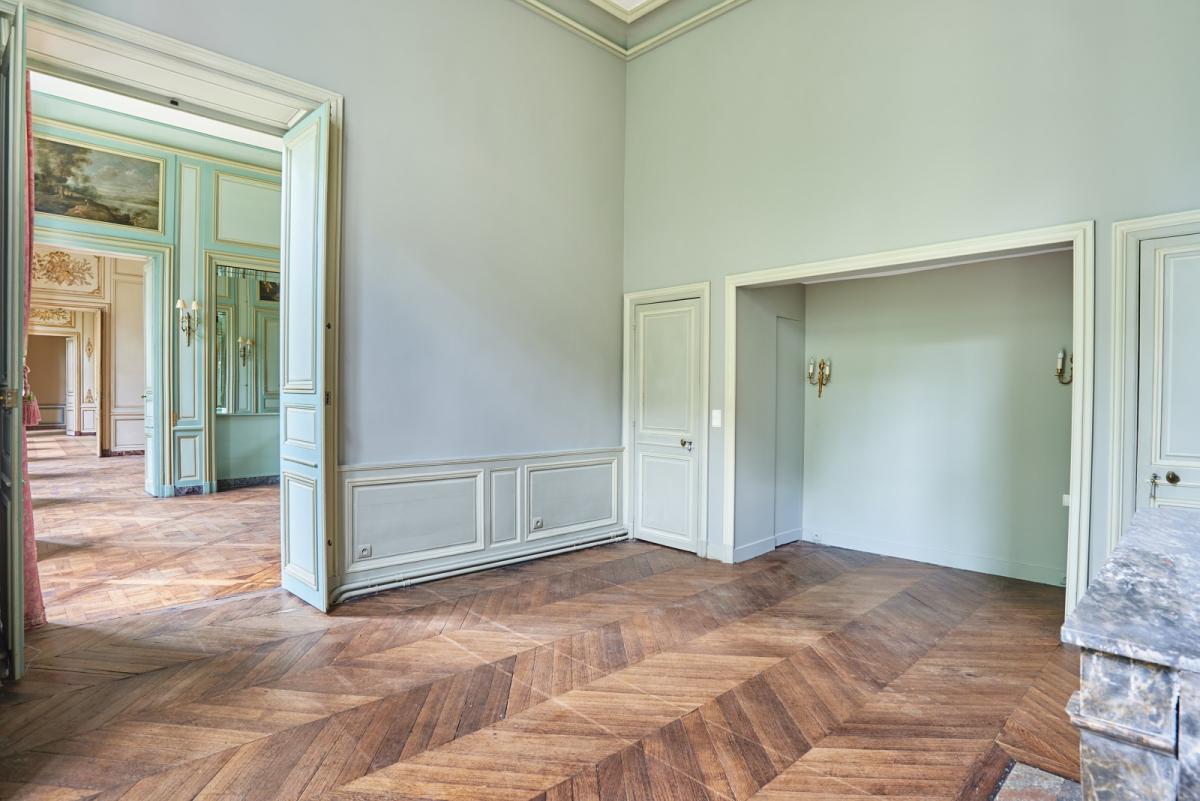 A LOUER PARS VIIe APPARTEMENT DANS HOTEL PARTICULIER AVEC  JARDIN PRIVATIF
