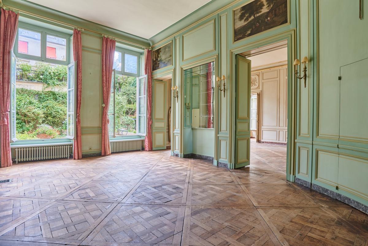 A LOUER PARS VIIe APPARTEMENT DANS HOTEL PARTICULIER AVEC  JARDIN PRIVATIF