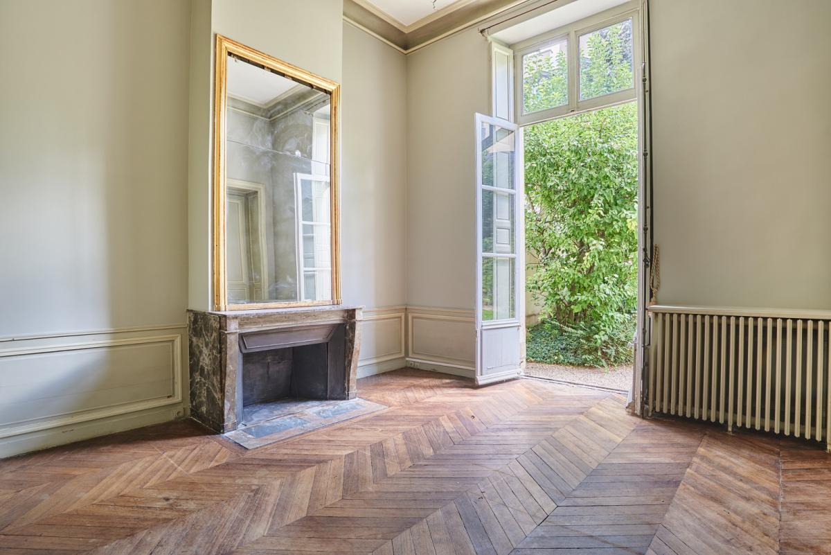 A LOUER PARS VIIe APPARTEMENT DANS HOTEL PARTICULIER AVEC  JARDIN PRIVATIF