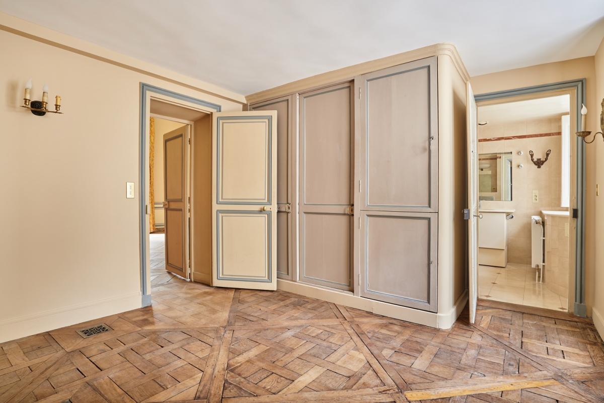 A LOUER PARS VIIe APPARTEMENT DANS HOTEL PARTICULIER AVEC  JARDIN PRIVATIF