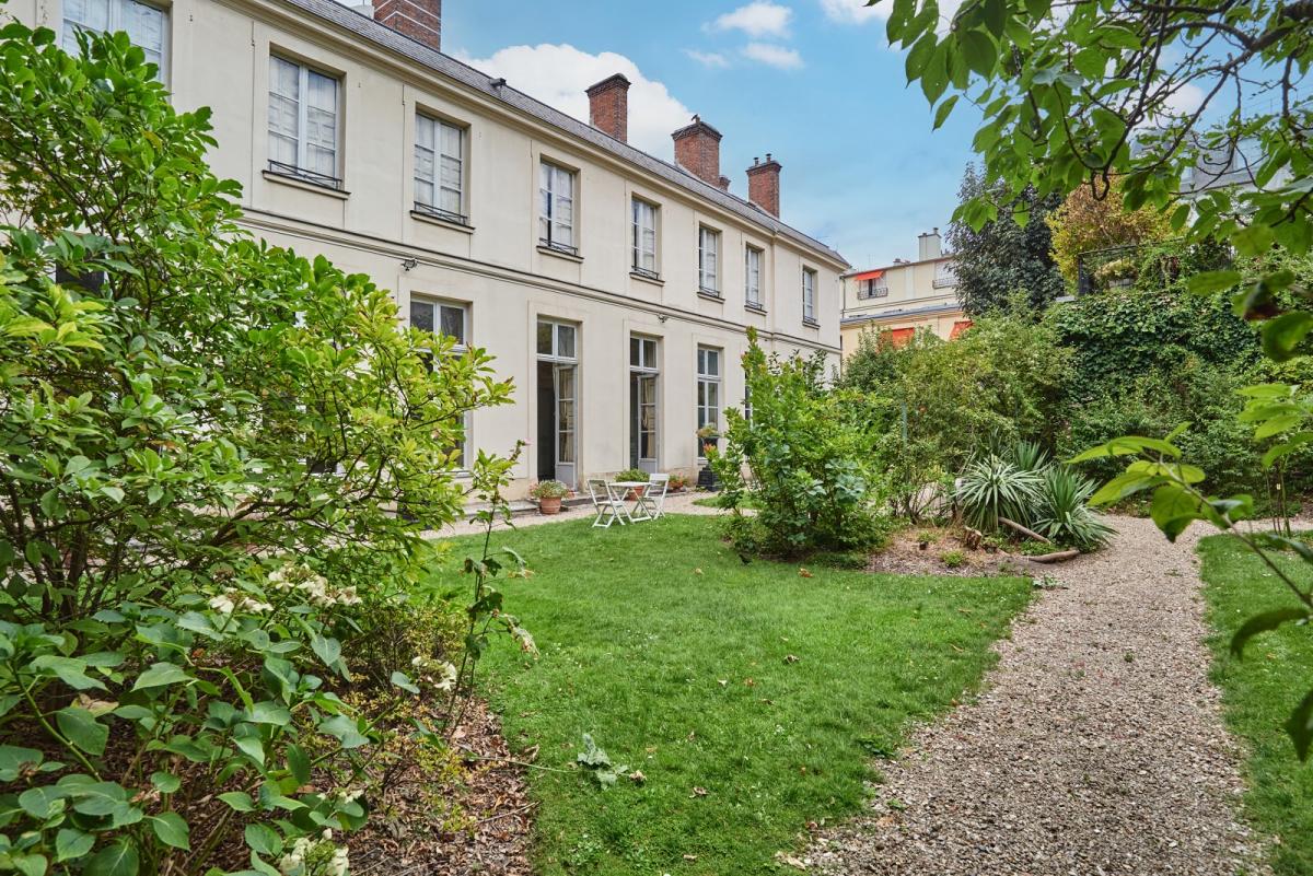 A LOUER PARS VIIe APPARTEMENT DANS HOTEL PARTICULIER AVEC  JARDIN PRIVATIF