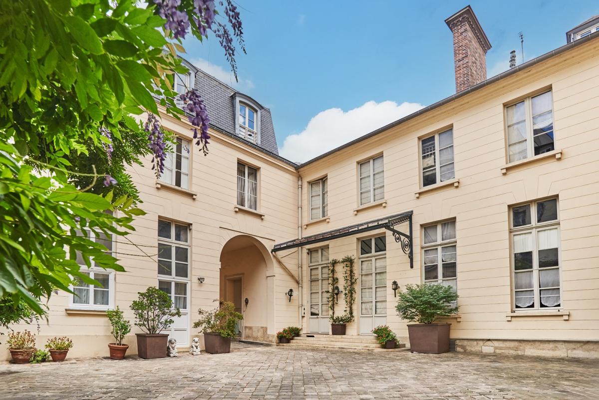 A LOUER PARS VIIe APPARTEMENT DANS HOTEL PARTICULIER AVEC  JARDIN PRIVATIF