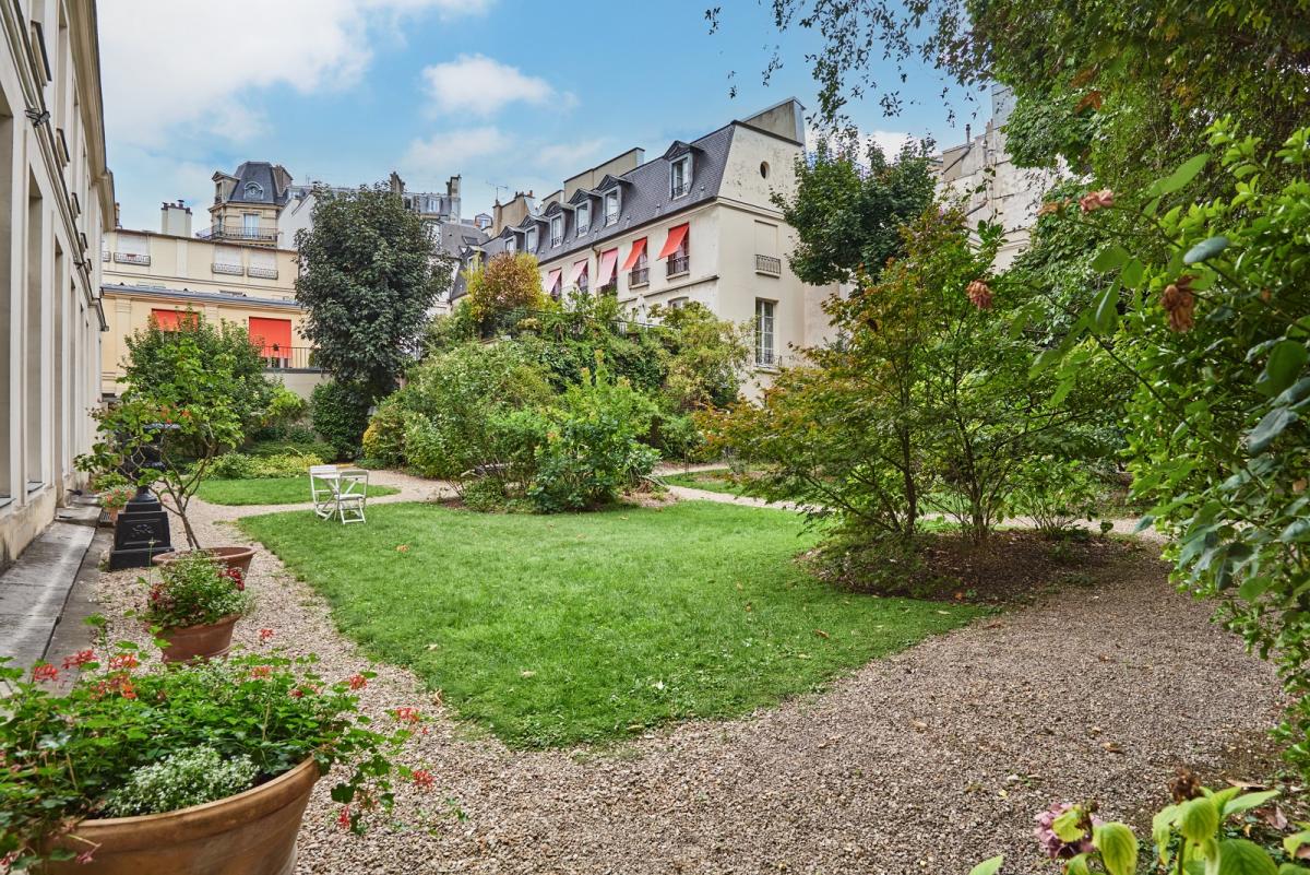 A LOUER PARS VIIe APPARTEMENT DANS HOTEL PARTICULIER AVEC  JARDIN PRIVATIF