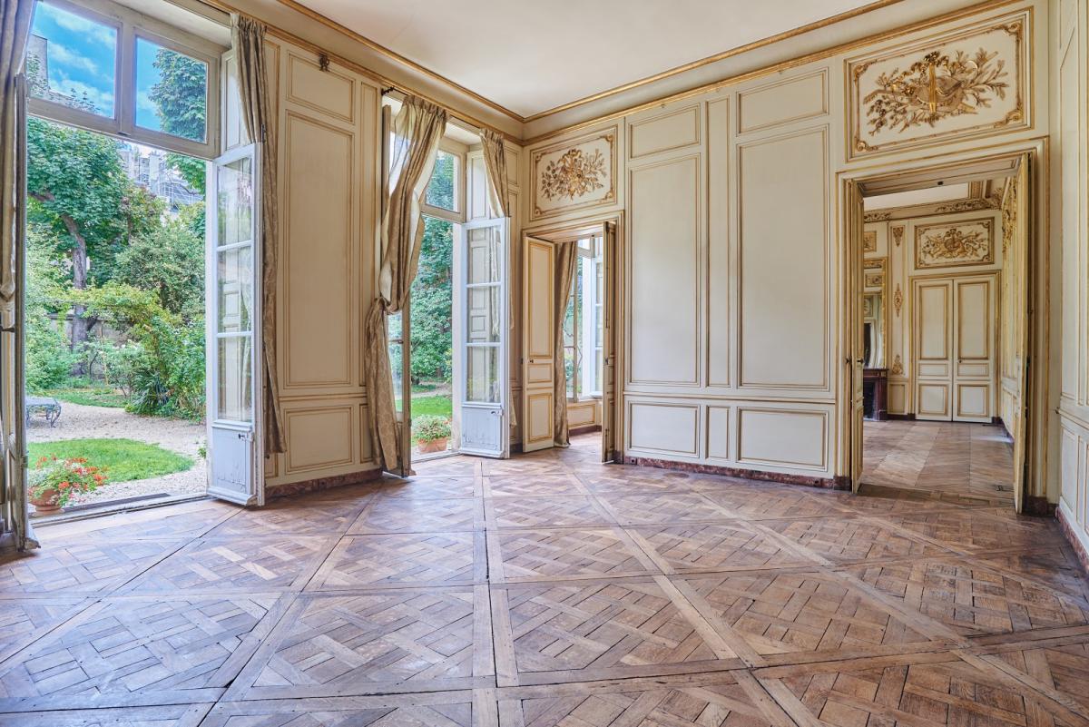 A LOUER PARS VIIe APPARTEMENT DANS HOTEL PARTICULIER AVEC  JARDIN PRIVATIF