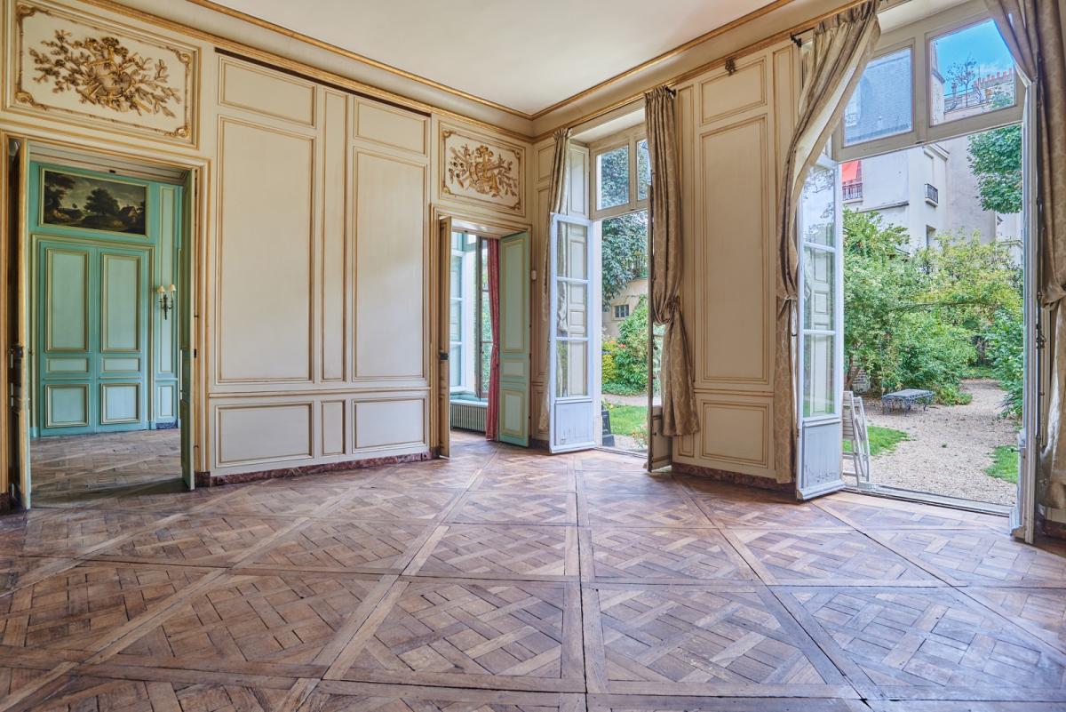 A LOUER PARS VIIe APPARTEMENT DANS HOTEL PARTICULIER AVEC  JARDIN PRIVATIF