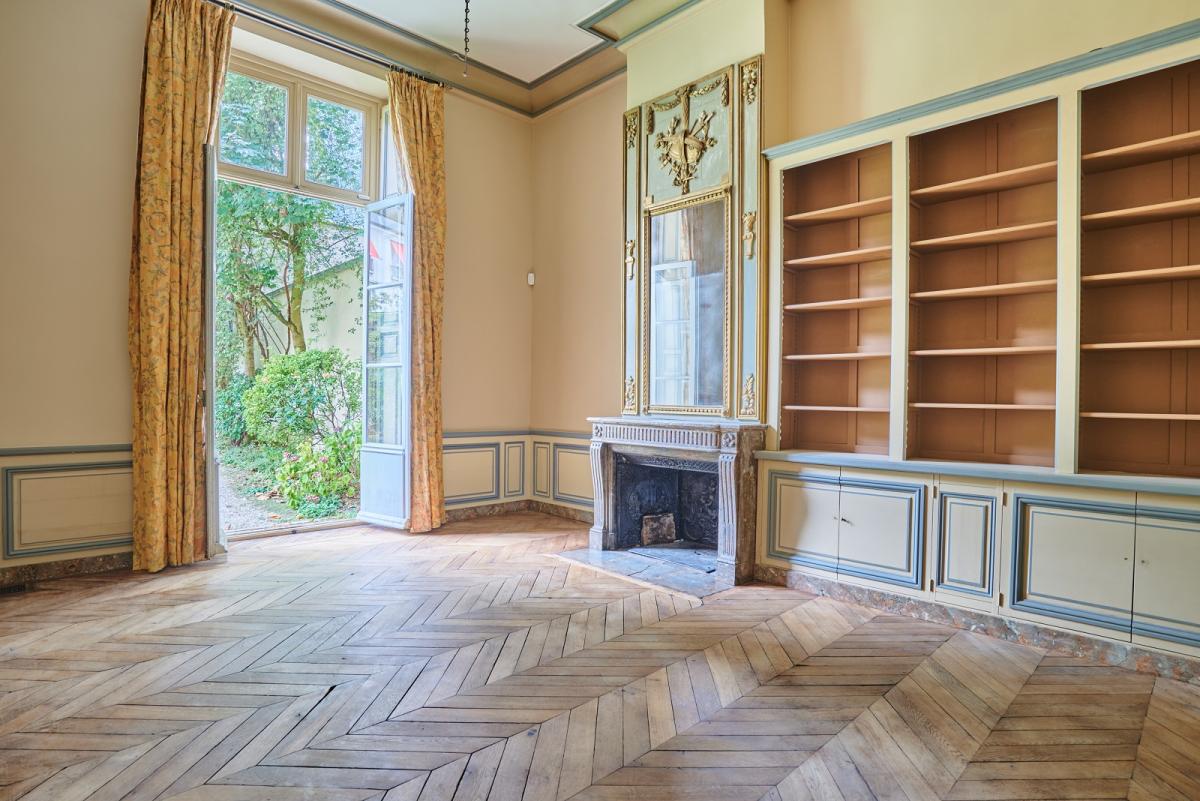 A LOUER PARS VIIe APPARTEMENT DANS HOTEL PARTICULIER AVEC  JARDIN PRIVATIF