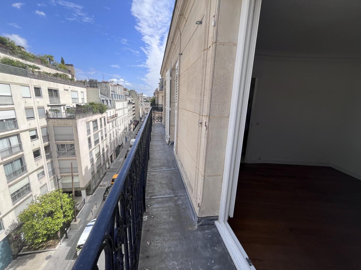 A LOUER 2P PARIS XVIIème 64M² AVEC BALCON FILANT PARC MONCEAU  