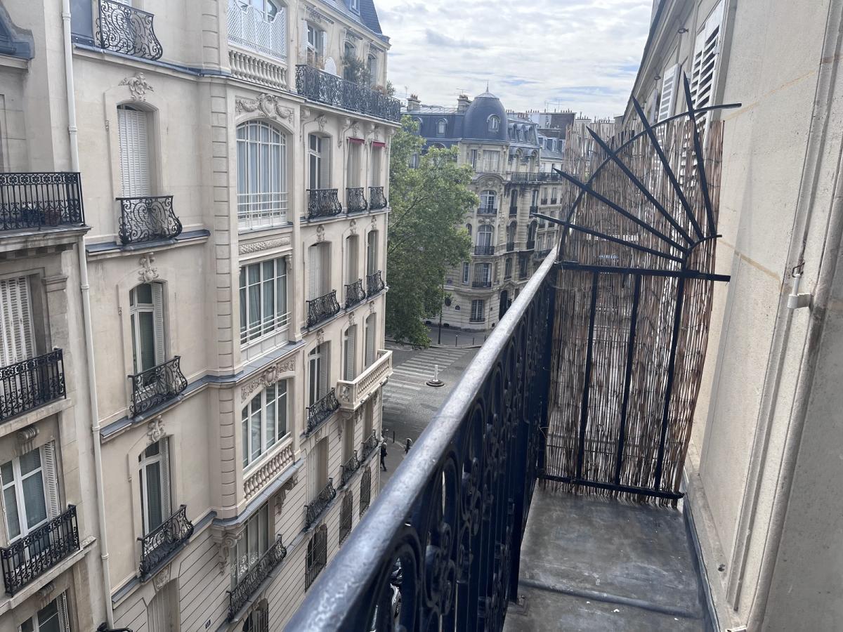 A LOUER 2P PARIS XVIIème 64M² AVEC BALCON FILANT PARC MONCEAU  