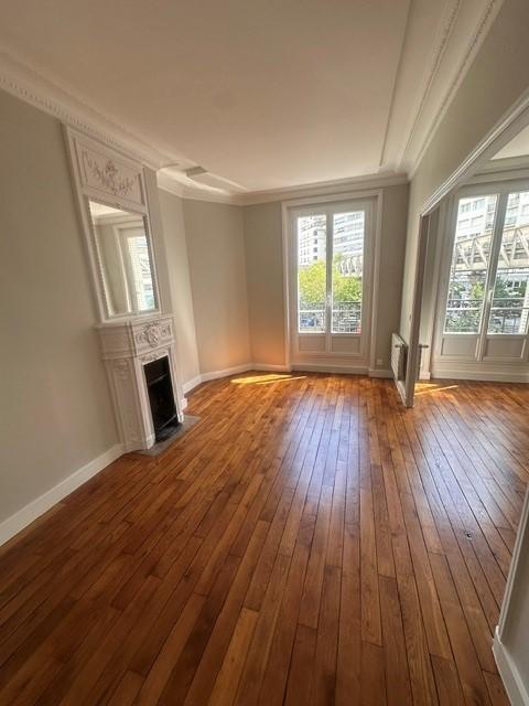 Paris XVème, Métro Bir Hakeim, Grand 3 Pièces de 81,54m²