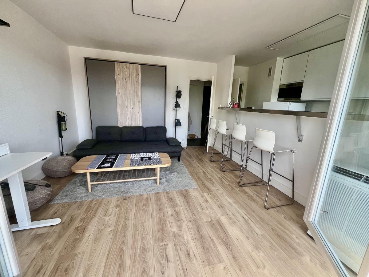 A LOUER STUDIO PARIS XVème avec BALCON CAVE ET PARKING