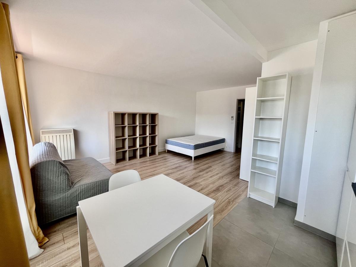 A LOUER Paris XVIème STUDIO Meublé de 35.68m²  BALCON - CAVE ET PARKING INCLUS