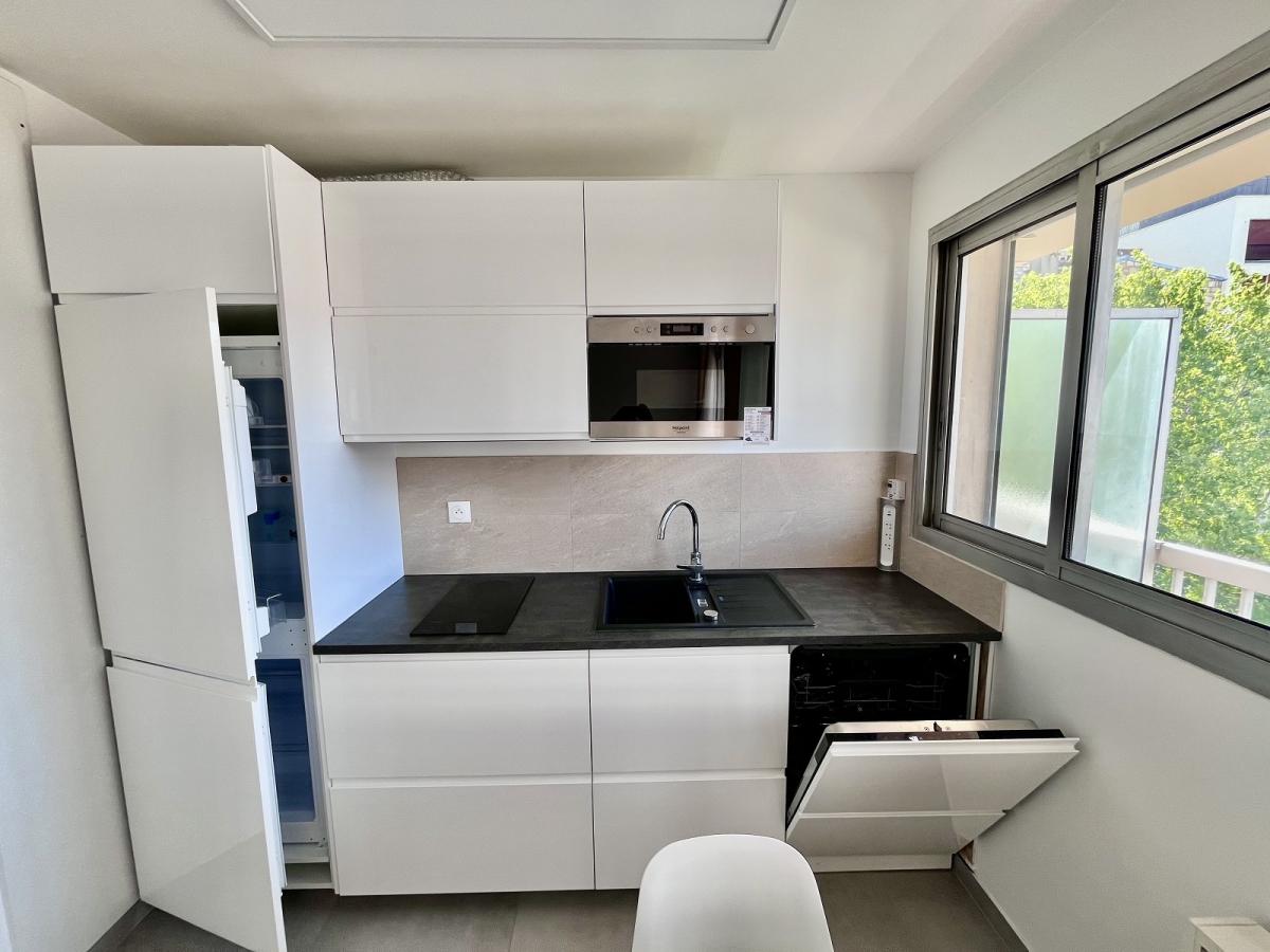 A LOUER Paris XVIème STUDIO Meublé de 35.68m²  BALCON - CAVE ET PARKING INCLUS