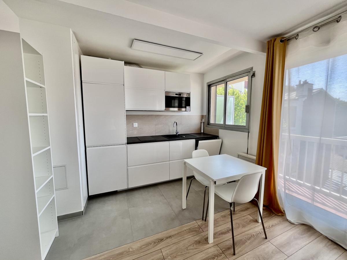 A LOUER Paris XVIème STUDIO Meublé de 35.68m²  BALCON - CAVE ET PARKING INCLUS